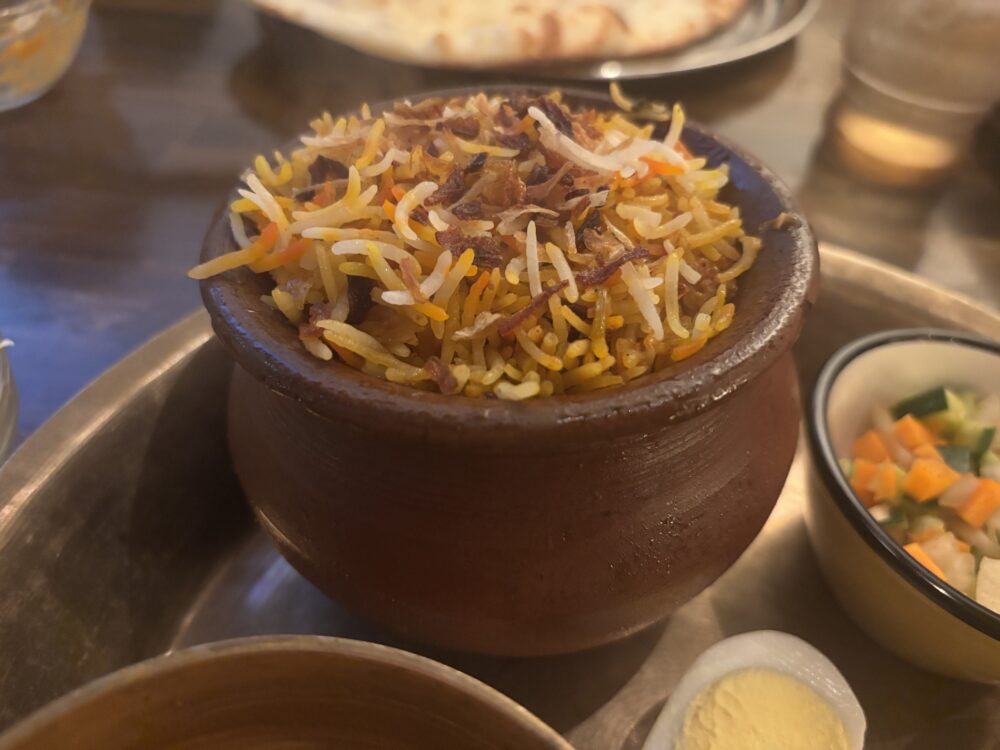 ビリヤニの入った壺